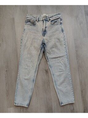 Stradivarius Slim mom jeans. Size 6. Waist- 28 inches